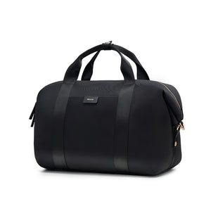 OIWAS City Wanderer black travel bag worn crossbody in city street