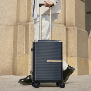 OIWAS-Glinter-CarryOn-Blue-Scene