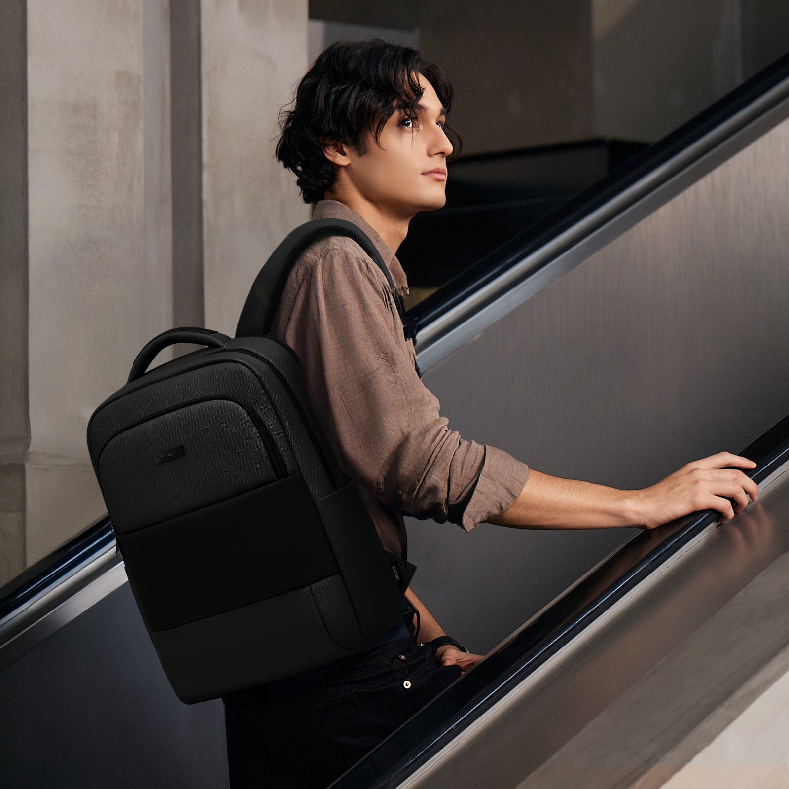 OIWAS-Business-Laptop-Backpack-Black-Liftstyle-02