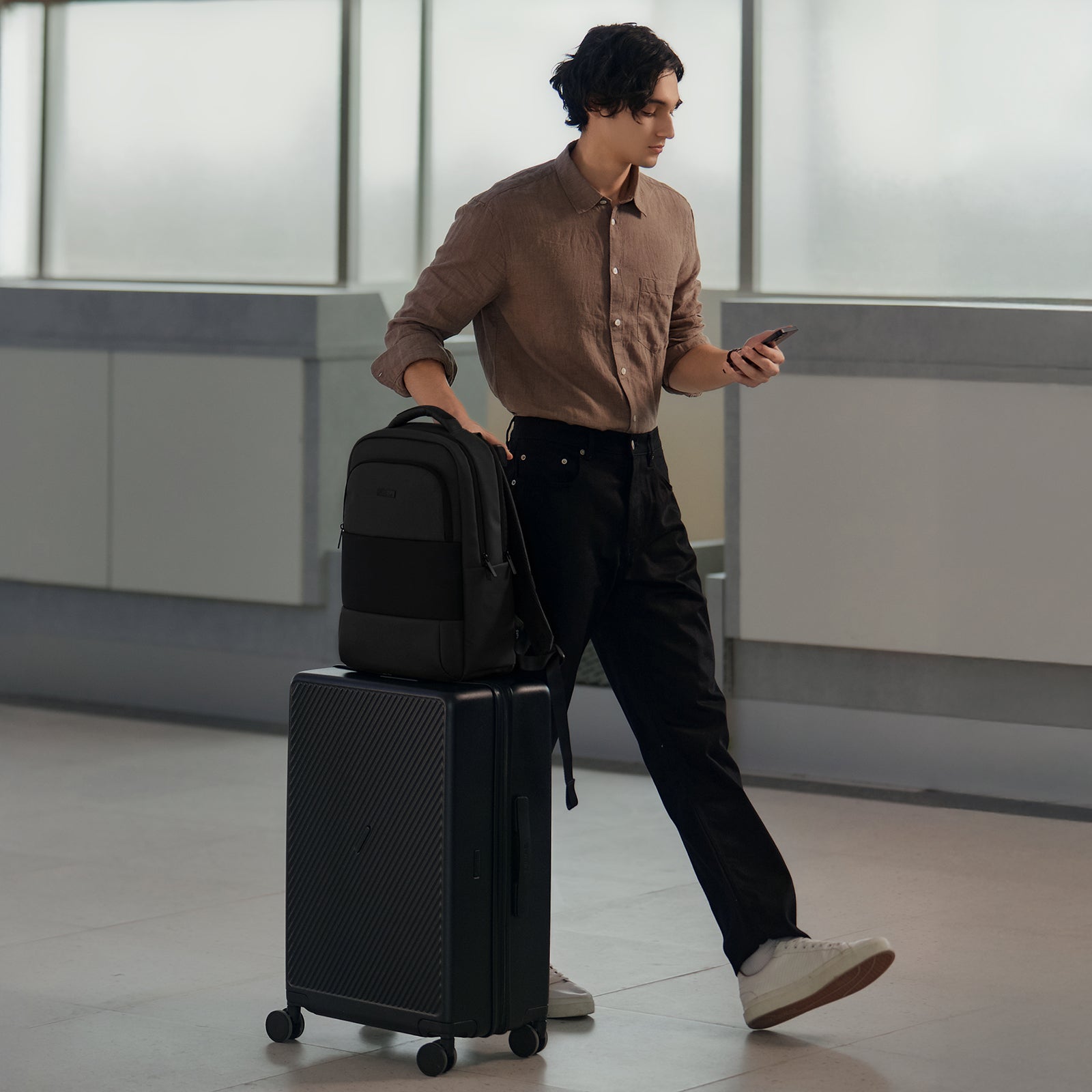OIWAS-Business-Laptop-Backpack-Black-Liftstyle-03