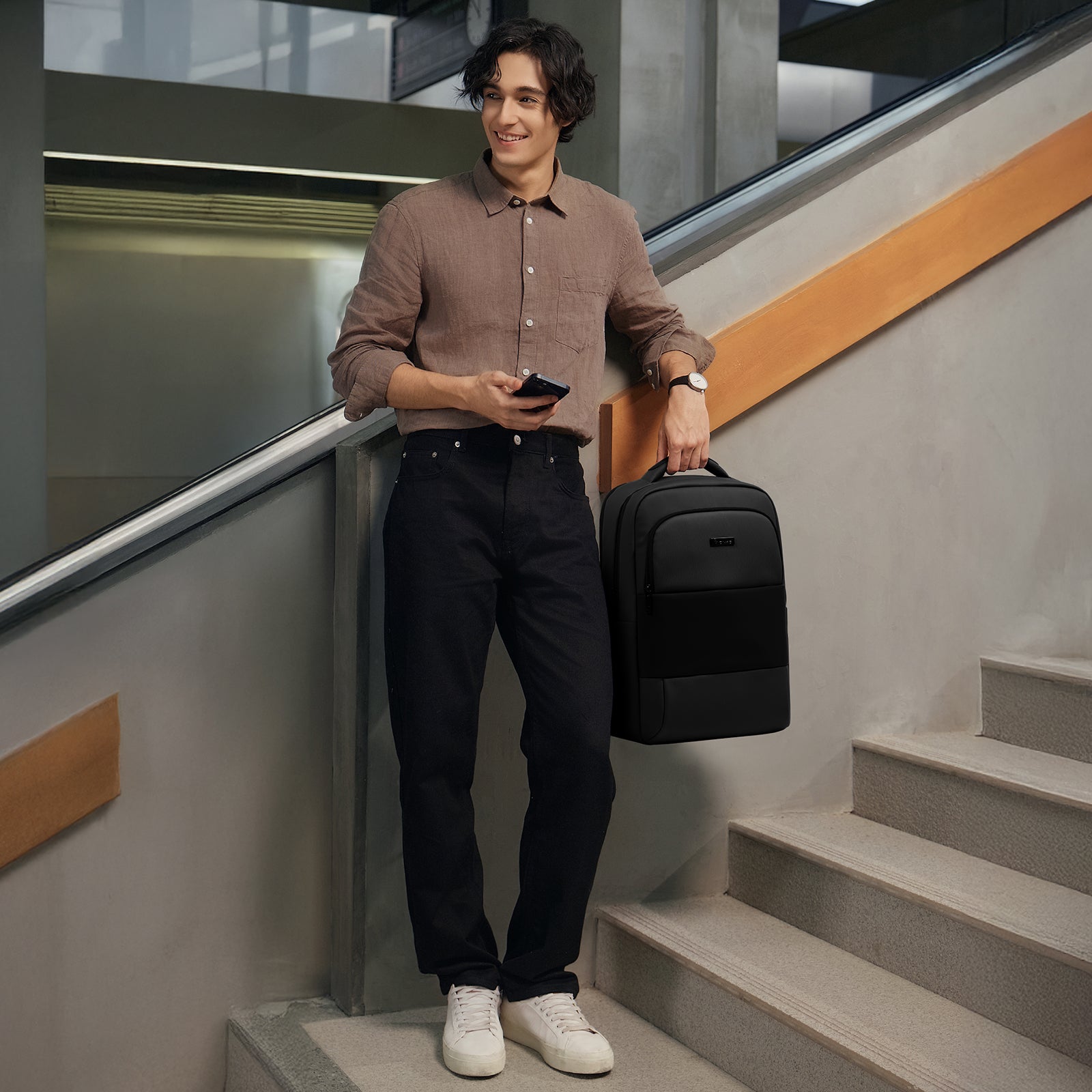 OIWAS-Business-Laptop-Backpack-Black-Liftstyle-04