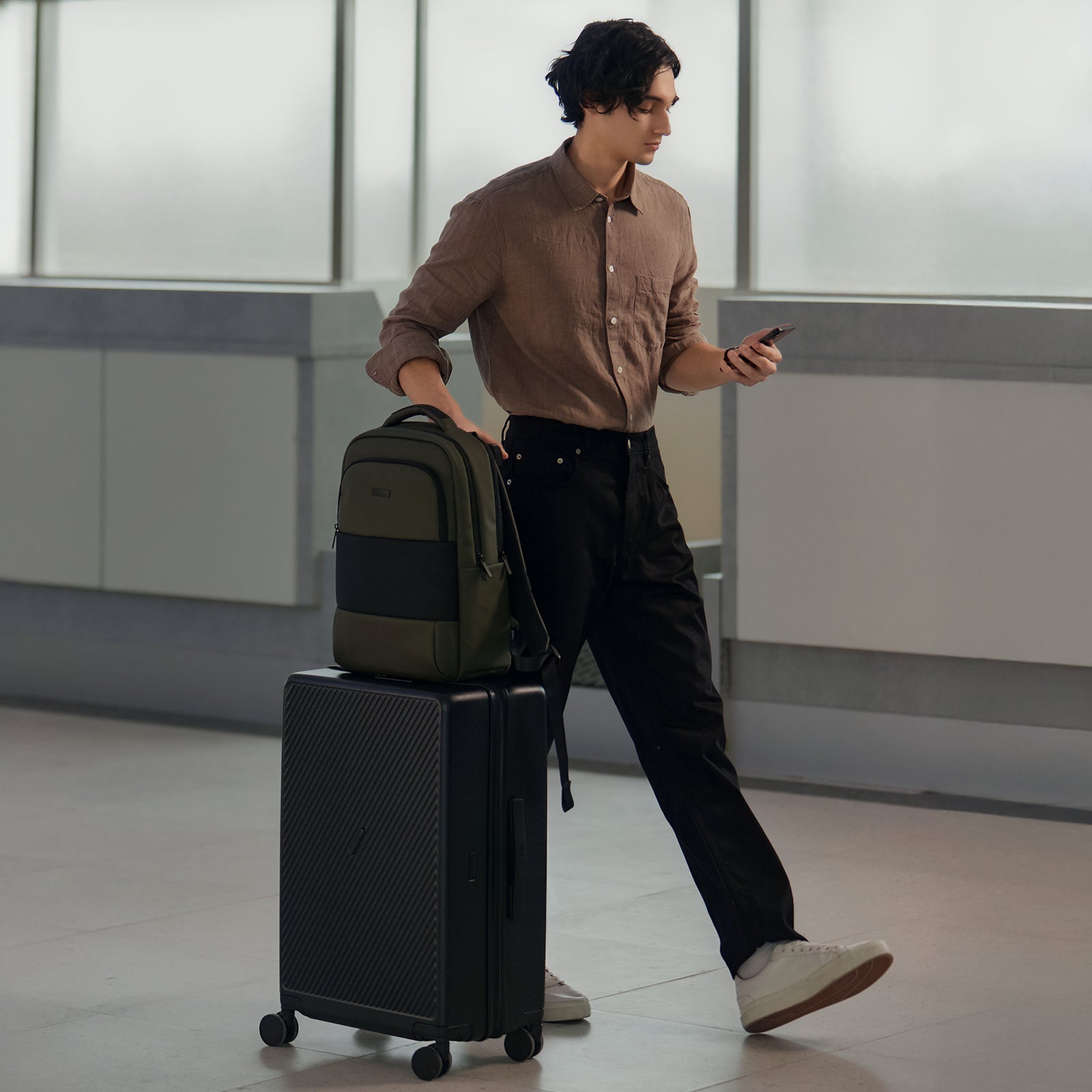 OIWAS-Business-Laptop-Backpack-Green-Lifestyle-01