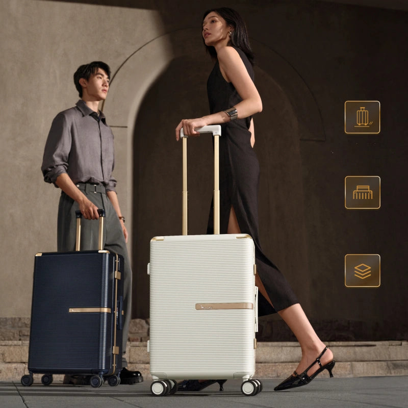 OIWAS-Glinter-CarryOn-Blue-Scene