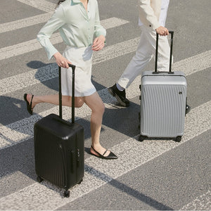 OIWAS-SMOOTH-Aluminum-Frame-CarryOn-Scene