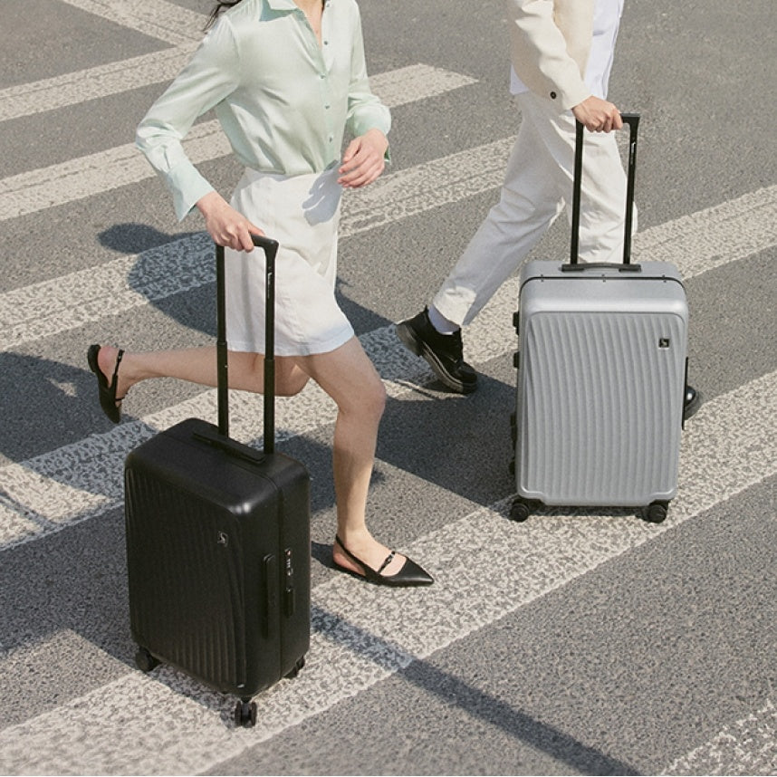 OIWAS-SMOOTH-Aluminum-Frame-CarryOn-Scene