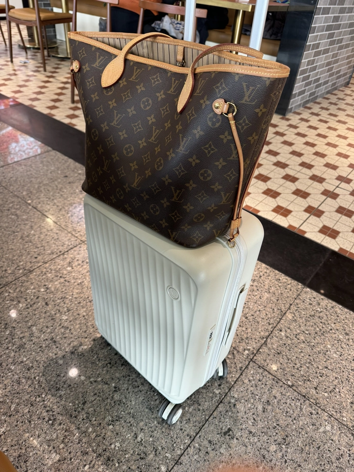 OIWAS premium-quality travel luggage crafted with durable polycarbonate, YKK zippers, and aerospace-grade aluminum components.