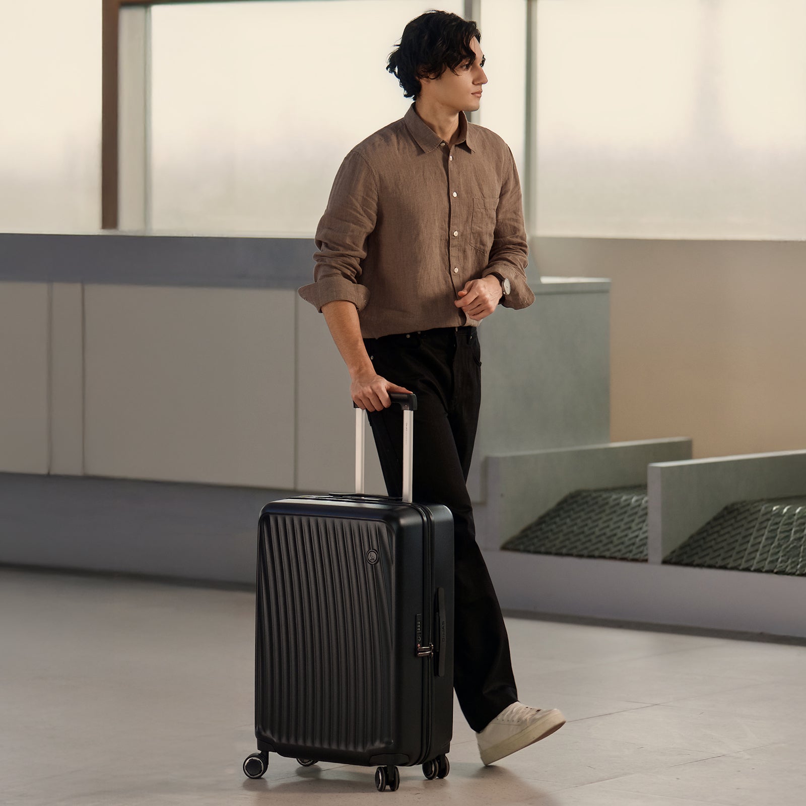 OIWAS luggage quality assurance process—rigorous inspection of materials, zippers, wheels, and structural integrity before shipping.