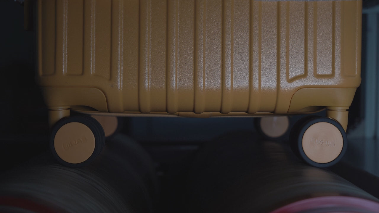 OIWAS luggage roller durability test—wheels undergo 10,000+ cycles on rough surfaces to ensure long-lasting smooth rolling.